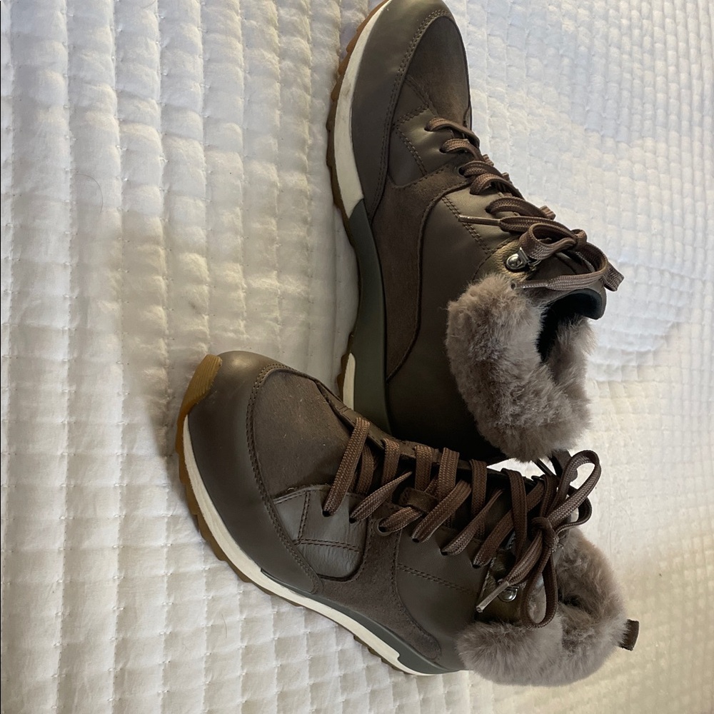 Cozy Brown Fur-Lined Winter sneaker/boot